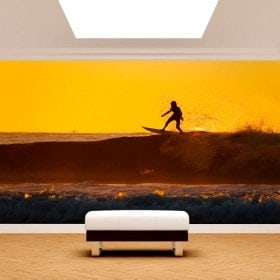 Gigantografie di foto del surfista nell'onda