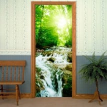 Vinile per porte cascata nella foresta
