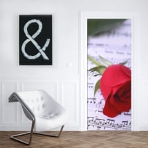 Vinile per porte rosa rossa e pentagramma musicale