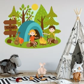 Vinili bambini e giovani campo nella foresta